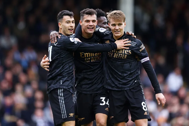Cuộc rượt đuổi danh hiệu của Arsenal đang được tạo đà với chiến thắng thứ 5 liên tiếp.