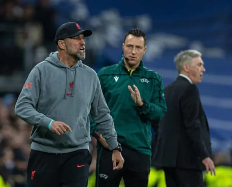 HLV Jurgen Klopp dần chứng kiến mùa giải trôi khỏi tầm tay.