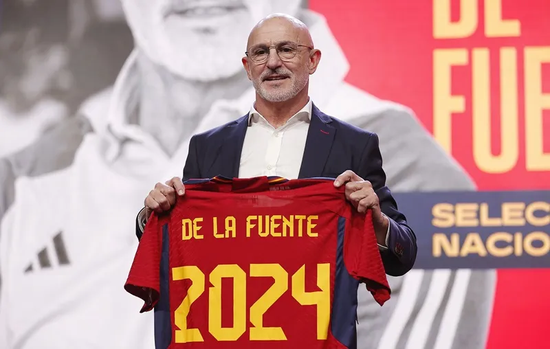 Tân HLV tuyển Tây Ban Nha, Luis de la Fuente trong ngày ra mắt nhiệm kỳ đến sau Euro 2024. Tân HLV tuyển Tây Ban Nha, Luis de la Fuente trong ngày ra mắt nhiệm kỳ đến sau Euro 2024.