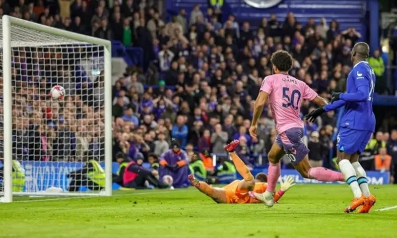 Bàn thắng phút 89 của Ellis Simms chặn đứng mạch 3 chiến thắng của The Blues.