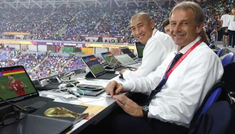 Klinsmann trong vai trò là thành viên của Nhóm nghiên cứu kỹ thuật của World Cup. Klinsmann trong vai trò là thành viên của Nhóm nghiên cứu kỹ thuật của World Cup.