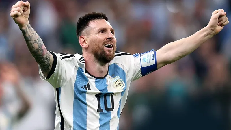 Lionel Messi mừng bàn thắng thứ 800 trong sự nghiệp.