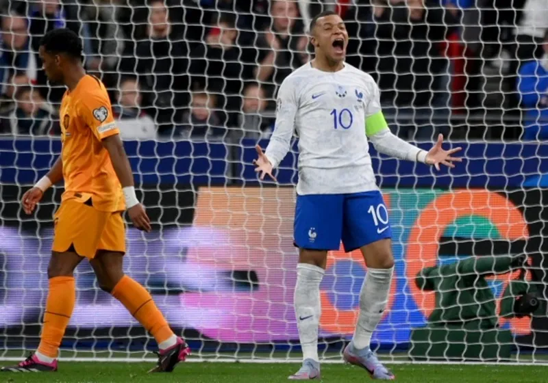 Mbappe tiếp tục lập công cho Pháp, lần này anh là người đeo băng đội trưởng. Mbappe tiếp tục lập công cho Pháp, lần này anh là người đeo băng đội trưởng.