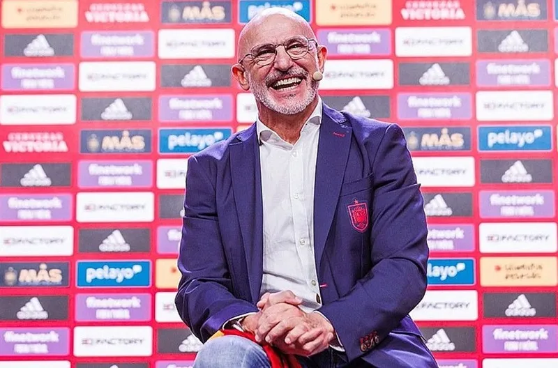 Tất cả các tuyển thủ từng làm việc với De la Fuente đều chung đánh giá về ông: hiền hòa, tốt bụng, dễ gần. Tất cả các tuyển thủ từng làm việc với De la Fuente đều chung đánh giá về ông: hiền hòa, tốt bụng, dễ gần.