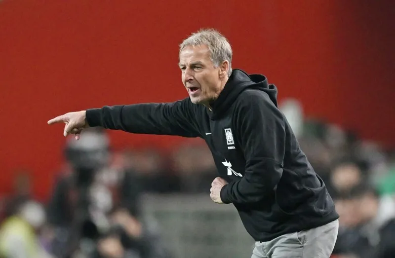 HLV Jurgen Klinsmann vẫn đang chờ chiến thắng đầu tiên cùng tuyển Hàn Quốc khi thua Uruguay 1-2. HLV Jurgen Klinsmann vẫn đang chờ chiến thắng đầu tiên cùng tuyển Hàn Quốc khi thua Uruguay 1-2.