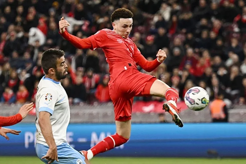 Thụy Sĩ (phải) tiếp tục khởi đầu mạnh mẽ với chiến thắng đậm đà 3-0 trên sân nhà trước Israel.