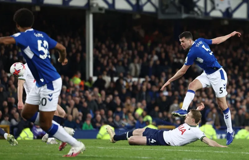Bàn thắng đẹp mắt của trung vệ Michael Keane đã giúp Everton gỡ hòa 1-1 Tottenham.