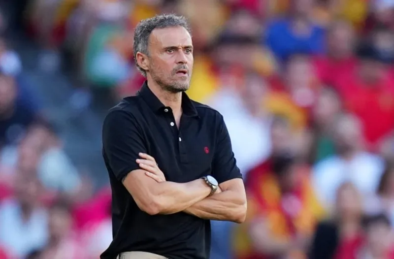 HLV Luis Enrique chỉ lắng nghe lời mời từ một đội bóng lớn.