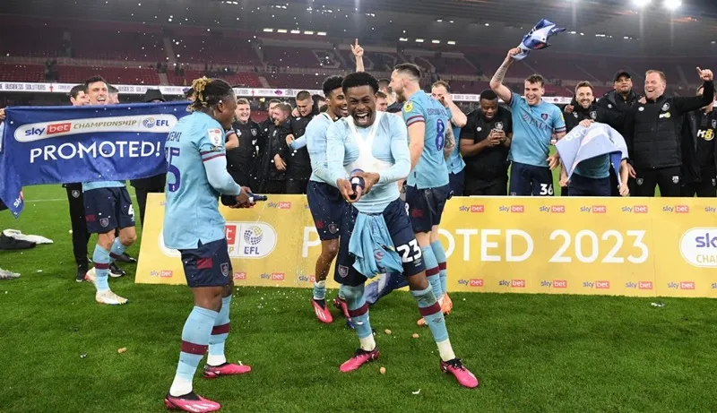 Burnley đã trở lại đấu trường cao nhất chỉ sau một mùa giải vắng mặt. Burnley đã trở lại đấu trường cao nhất chỉ sau một mùa giải vắng mặt.