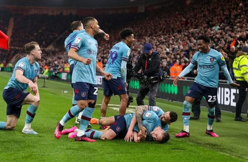 Burnley đã trở lại đấu trường cao nhất chỉ sau một mùa giải vắng mặt. Burnley đã trở lại đấu trường cao nhất chỉ sau một mùa giải vắng mặt.