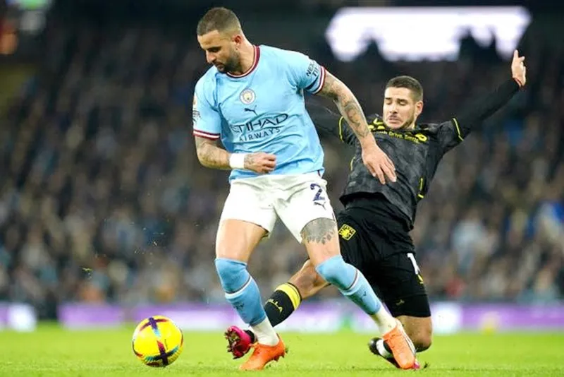 Nên Kyle Walker với điểm mạnh tốc độ là không phù hợp chơi ở vị trí yếu hầu.
