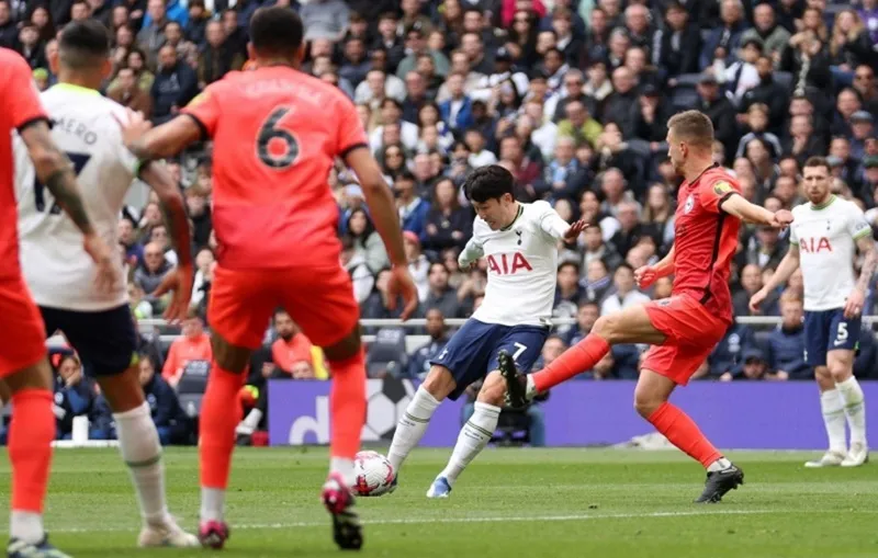 Son Heung-min chạm cột mốc 100 bàn tại Premier League sau 260 lần ra sân cho Tottenham. Son Heung-min chạm cột mốc 100 bàn tại Premier League sau 260 lần ra sân cho Tottenham.