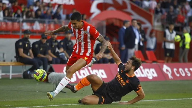 Valencia (phải) trước nguy cơ xuống chơi ở giải hạng hai lần đầu tiên kể từ mùa 1986-1987. Valencia (phải) trước nguy cơ xuống chơi ở giải hạng hai lần đầu tiên kể từ mùa 1986-1987.