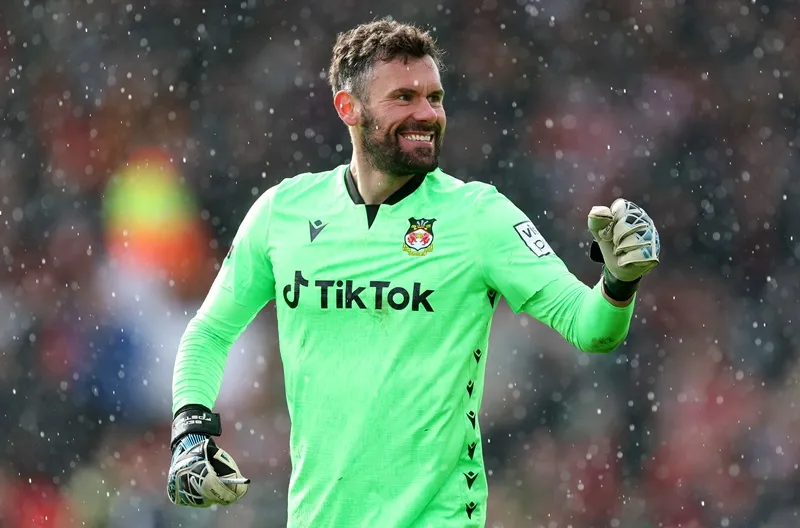 Ben Foster quyết định trở lại với bóng đá khi nhận được lời đề nghị giúp đỡ của Wrexham. Ben Foster quyết định trở lại với bóng đá khi nhận được lời đề nghị giúp đỡ của Wrexham.