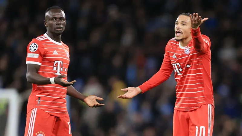 Sadio Mane và Leroy Sane tranh cãi trên sân vào cuối trận tại Etihad.
