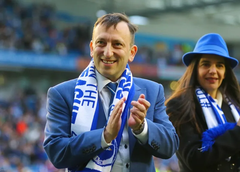 Tony Bloom, chủ sở hữu của Brighton, vốn là một trong những nhà kinh doanh cá cược thể thao nhưng tán thành lệnh cấm. Tony Bloom, chủ sở hữu của Brighton, vốn là một trong những nhà kinh doanh cá cược thể thao nhưng tán thành lệnh cấm.