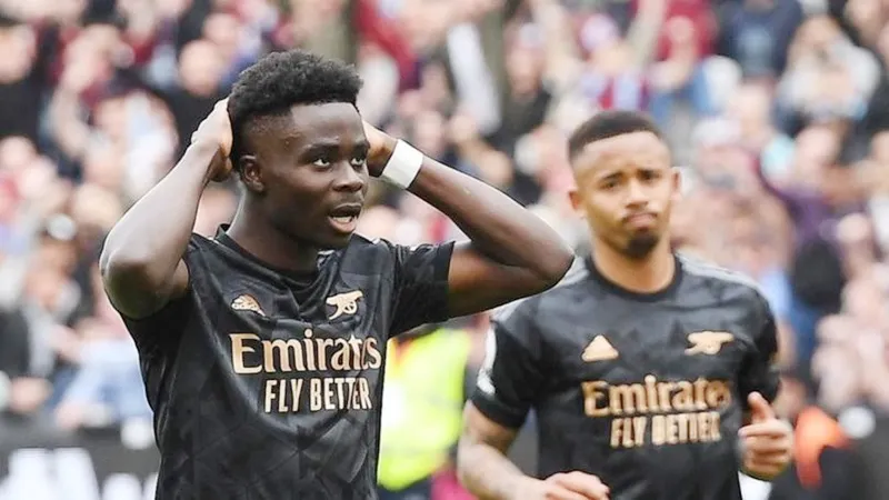 Bukayo Saka là hình ảnh của một Pháo thủ thiếu kinh nghiệm của ứng viên vô địch. Bukayo Saka là hình ảnh của một Pháo thủ thiếu kinh nghiệm của ứng viên vô địch.