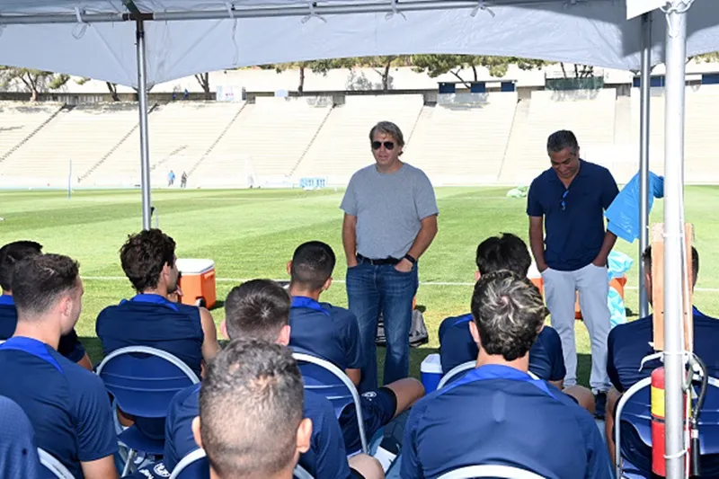 Todd Boehly thường xuyên nói chuyện với cầu thủ sau trận đấu và trong các chuyến thăm sân tập của đội.