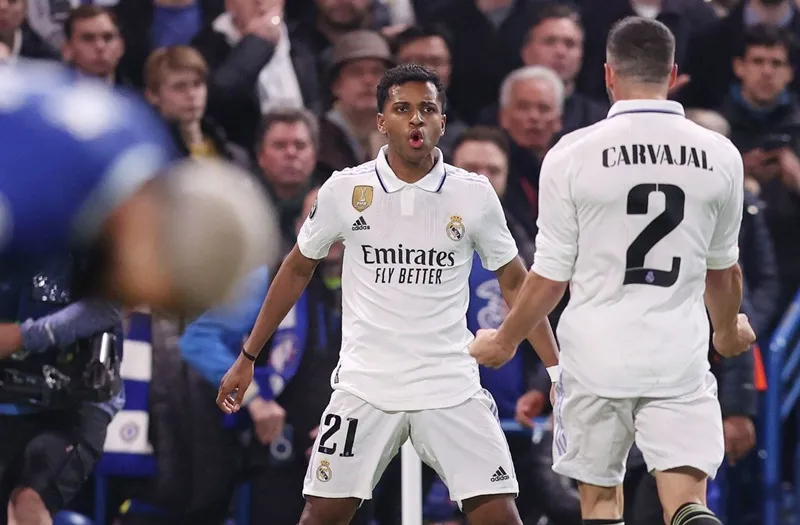 Rodrygo ghi 2 bàn cho Real Madrid trong hiệp hai để dập tắt thế trận phản công đầy tinh thần của Chelsea. Rodrygo ghi 2 bàn cho Real Madrid trong hiệp hai để dập tắt thế trận phản công đầy tinh thần của Chelsea.
