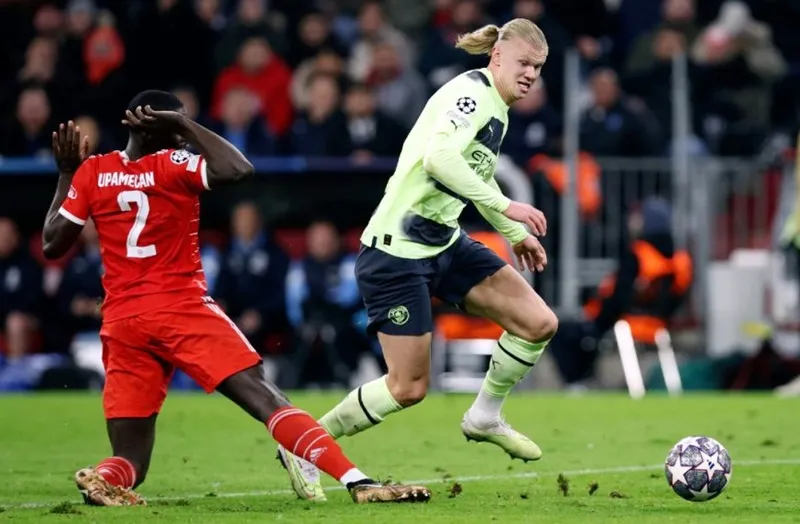 Hình ảnh Dayot Upamecano vụng về để Haaland vượt qua và ghi bàn là hình ảnh tiêu biểu cho sự sa sút của Hùm xám. Hình ảnh Dayot Upamecano vụng về để Haaland vượt qua và ghi bàn là hình ảnh tiêu biểu cho sự sa sút của Hùm xám.