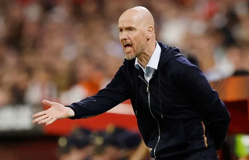 HLV Erik ten Hag thất vọng khi chứng kiến mục tiêu “cú ăn ba” thất bại.