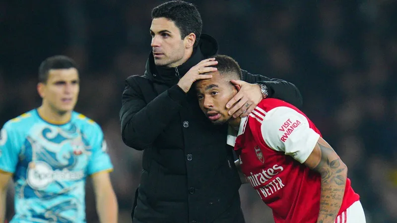 Trấn tĩnh các cầu thủ lúc này đang là nhiệm vụ không dễ dàng, đặc biệt phía trước là “độc cô cầu bại” Man.City.