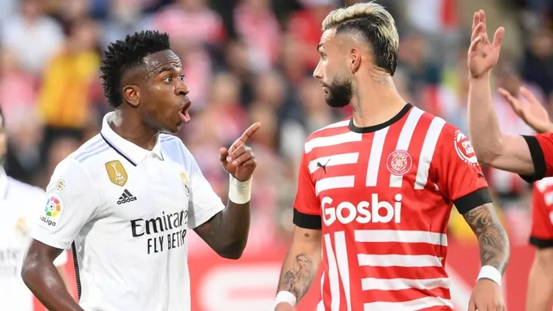 Vinicius Junior nhiều lần có những hành động khiêu khích với người hâm mộ Girona trên khán đài và các cầu thủ trên sân.