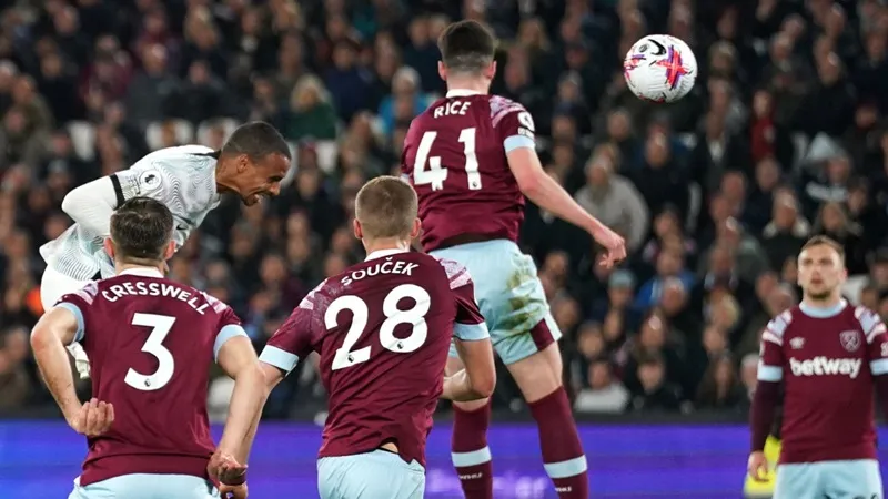Cú đánh đầu ghi bàn của trung vệ Joel Matip đã giúp Liverpool thắng 2-1 trên sân West Ham.