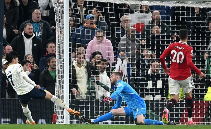 Son Heung-Min ghi bàn gỡ hòa 2-2 cho Tottenham. Son Heung-Min ghi bàn gỡ hòa 2-2 cho Tottenham.