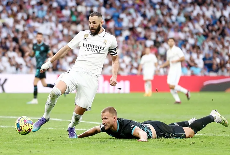 Karim Benzema ghi hat-trick giúp Real Madrid giành chiến thắng 4-2 trước Almeria.
