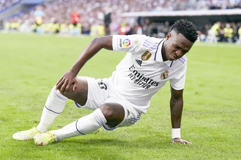 Vinicius Junior dính chấn thương gây nhiều lo ngại trước 2 tuần mang tính quyết định.