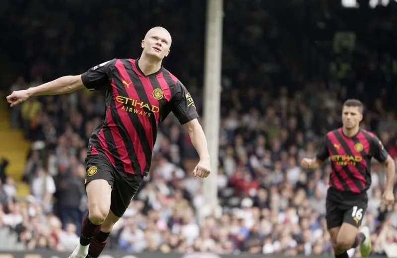 Erling Haaland trên đường xô đổ hầu hết mọi kỷ lục tồn tại ở bóng đá Anh. Erling Haaland trên đường xô đổ hầu hết mọi kỷ lục tồn tại ở bóng đá Anh.