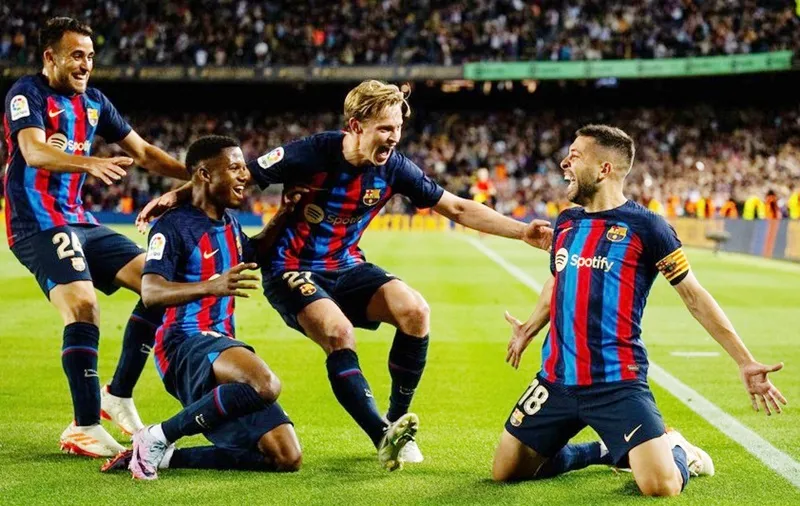 Jordi Alba giúp Barcelona tiến sát chức vô địch sau chiến thắng nhọc nhằn 1-0 trước Osasuna.
