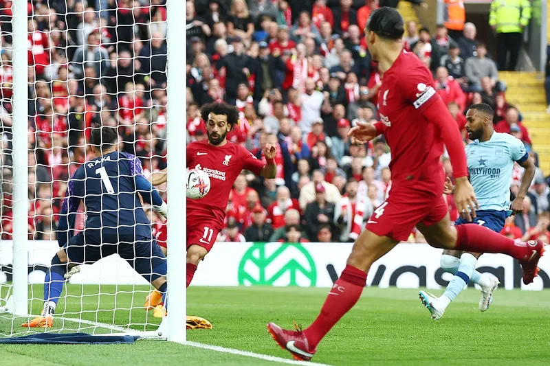 Salah cũng ghi một cột mốc đáng nhớ khác khi đây là bàn thứ 100 anh ghi được tại Anfield.