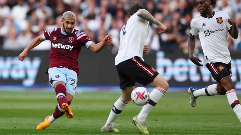 Said Benrahma tung cú sút ghi bàn thắng quan trọng cho West Ham.