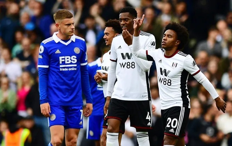 Leicester (trái) đã thua 3-5 trên sân Fulham và kém khu vực an toàn 2 điểm.