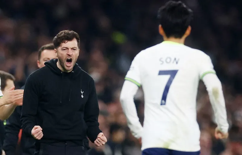 Nhà cầm quân tạm quyền hiện tại Ryan Mason đang được cân nhắc cho vị trí chính thức.