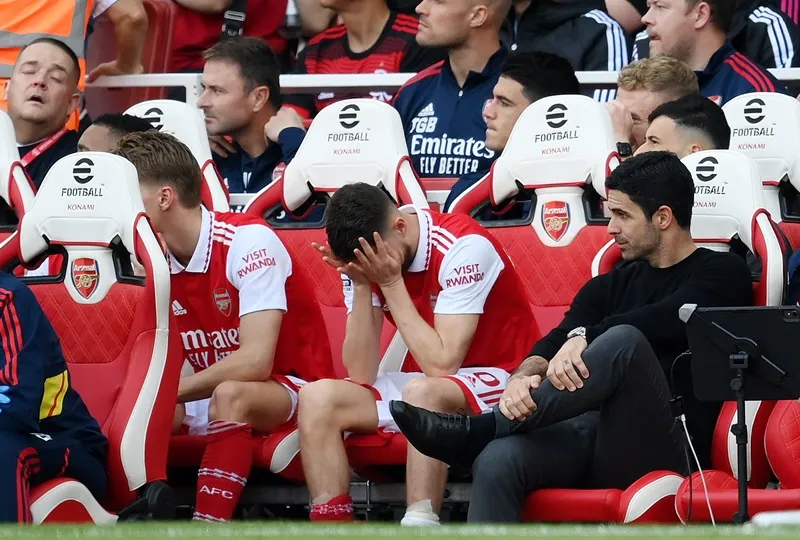 HLV Mikel Arteta xin lỗi vì màn sụp đổ của Arsenal đến thất bại 0-3 trên sân nhà trước Brighton.