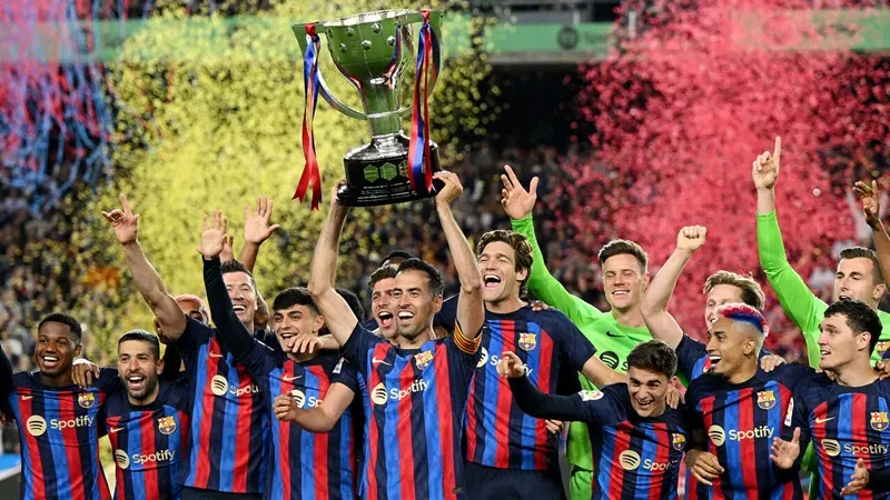 Tiền vệ đội trưởng Sergio Busquets nâng cúp La Liga trước đám đông người hâm mộ cuồng nhiệt.