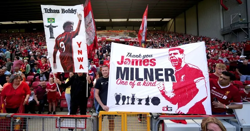 Người hâm mộ sân Anfield trưng biểu ngữ cảm ơn Roberto Firmino và James Milner.