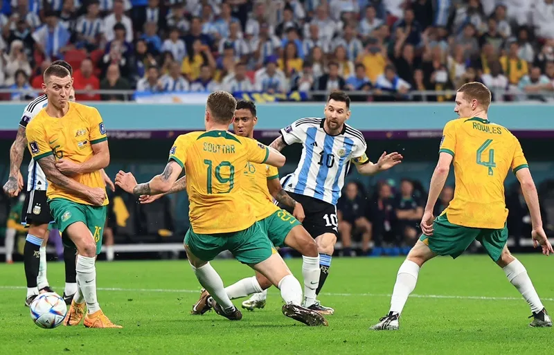 Khoảnh khắc thiên tài của Lionel Messi giúp Argentina thắng Australia 2-1 và thẳng tiến đến chức vô địch World Cup thứ 3 trong lịch sử.