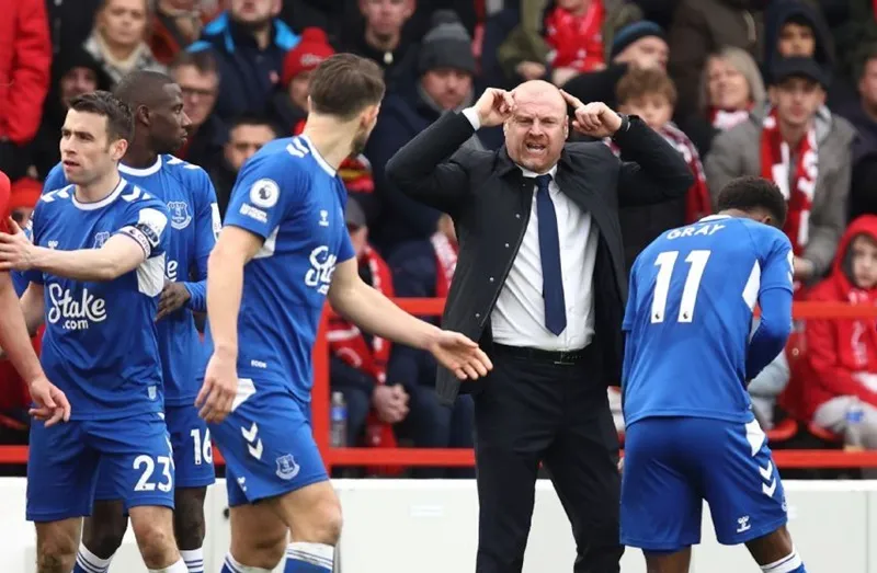 Everton lợi thế nhất trong cuộc đua trụ hạng vào giờ chót.