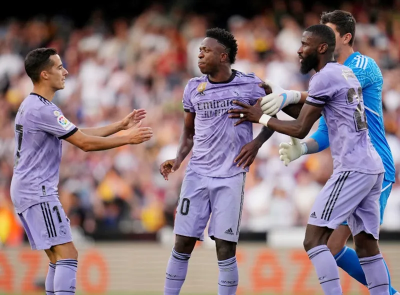 Vinicius Junior không thể giữ bình tĩnh trước những lời hô hào phân biệt chủng tộc từ các cổ động viên tại Mestalla.