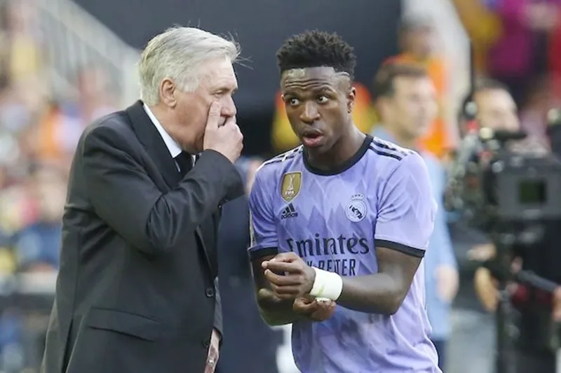 Cầu thủ người Brazil thảo luận với HLV Carlo Ancelotti trước khi quyết định thi đấu tiếp.