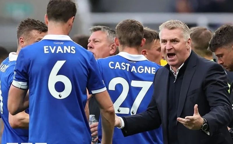 HLV Dean Smith chỉ giúp Leicester thắng 1 sau 7 trận cầm quân từ khi thay Brendan Rodgers.