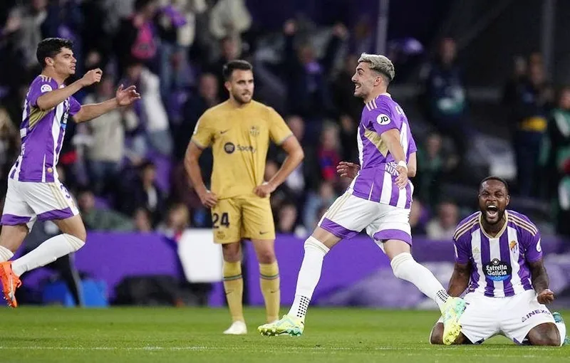 Khi Barcelona ban phát điểm số, Valladolid là đội hưởng lợi trong cuộc đua trụ hạng.