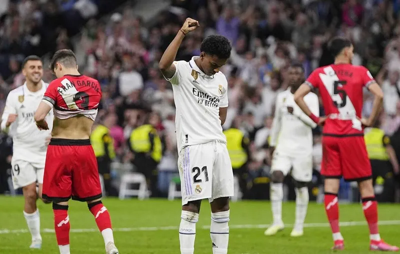 Rodrygo, một đồng hương của Vinicius, đã ăn mừng bàn ấn định chiến thắng trong tư thế phản đối nạn phân biệt chủng tộc.