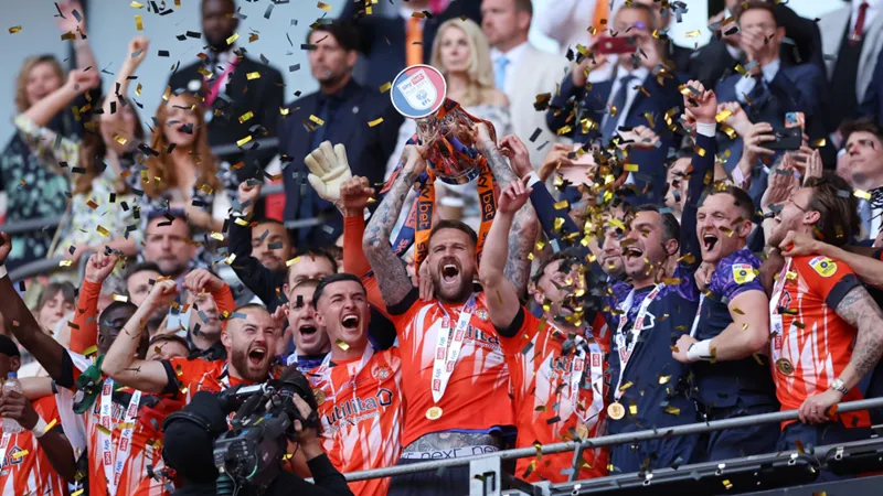 Luton đánh bại Coventry 6-5 sau loạt sút luân lưu trong trận chung kết play-off thăng hạng.