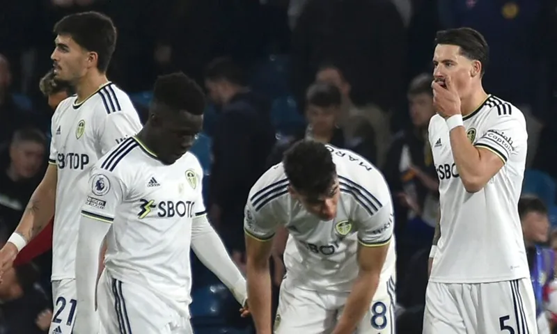 Chiến dịch khốn khổ của Leeds United kết thúc với trận thua 1-4 trên sân nhà trước Tottenham. Chiến dịch khốn khổ của Leeds United kết thúc với trận thua 1-4 trên sân nhà trước Tottenham.