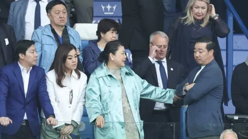 Gia đình của Chủ tịch Aiyawatt Srivaddhanaprabha thất vọng chứng kiến ngày Leicester rớt hạng.
